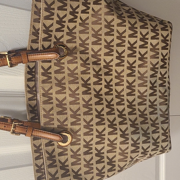 Handbag - Picture 6 of 9